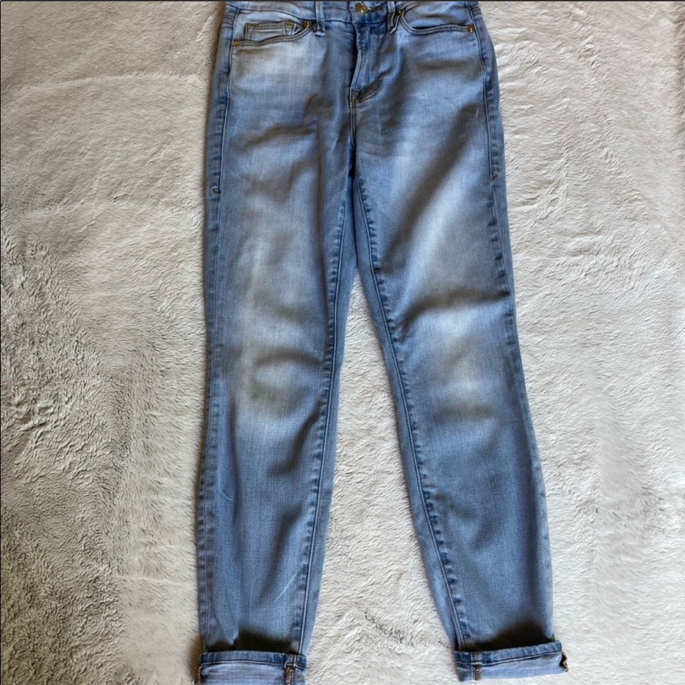 GOOD AMERICAN light wash jeans. So cute!